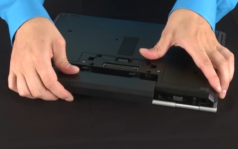 Thử tháo pin laptop và cắm sạc trực tiếp