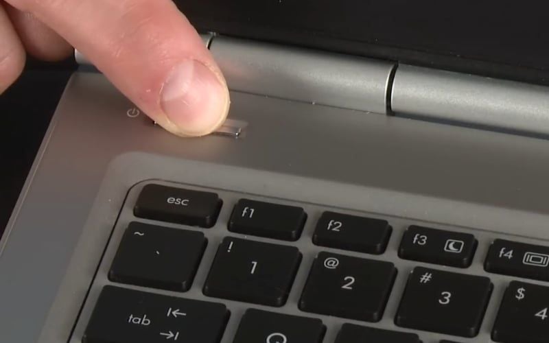 Nhấn giữ nút nguồn trong khoảng 40 giây liên tục để&nbsp;xả tĩnh điện dư thừa