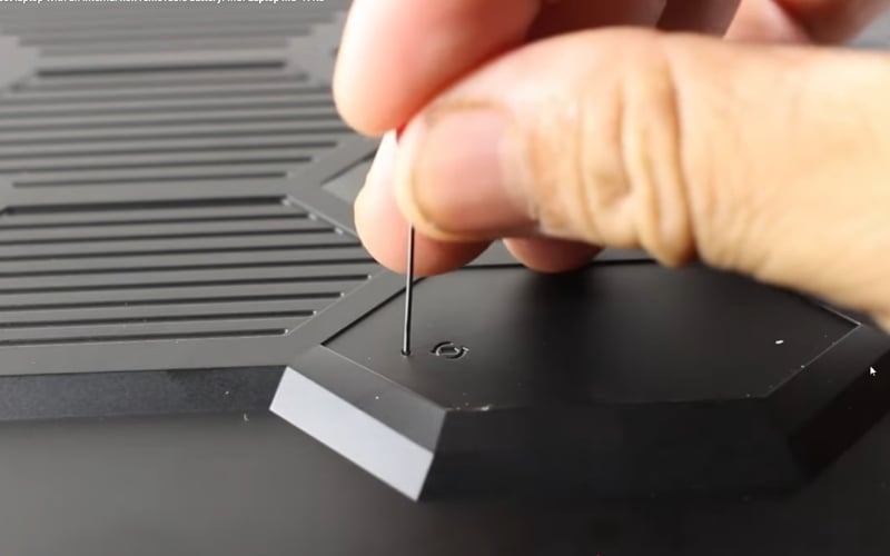 Sử dụng lỗ Reset pin​​​​​​​ để&nbsp;máy ngắt nguồn hoàn toàn ngay lập tức