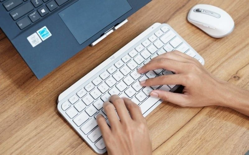 Ngắt kết nối bàn phím rời, chuột và các thiết bị ngoại vi với laptop