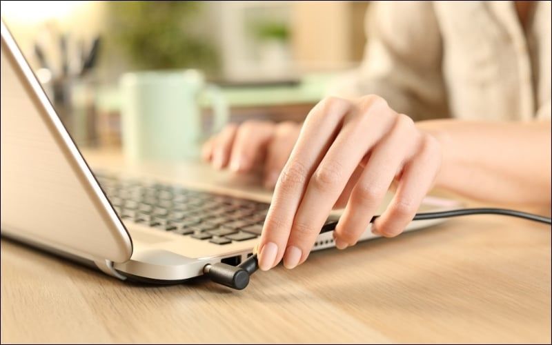 Cắm sạc liên tục khi làm việc giúp máy hoạt động&nbsp;với công suất tối đa