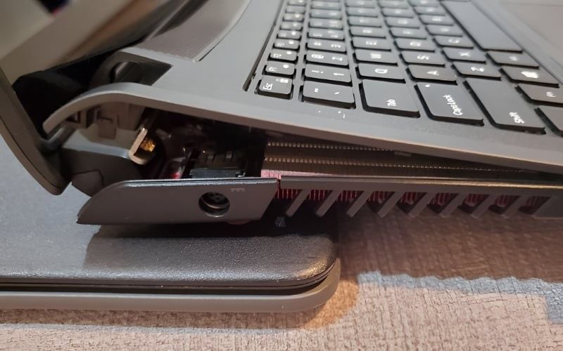 Khi bản lề hỏng nặng, người dùng có nguy cơ&nbsp;phải thay cụm với mức chi phí cao