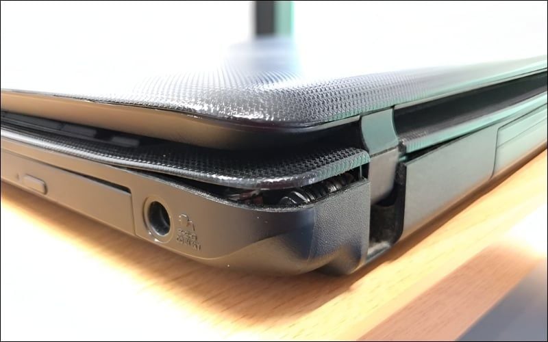 Bản lề laptop là bộ phận cơ khí nối màn hình thân máy, cho phép đóng mở linh hoạt