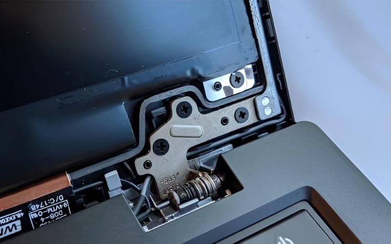 Bản lề dễ gãy hơn khi bị mòn và khô dầu