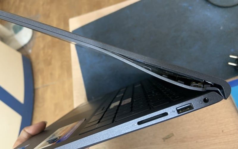 Màn hình lệch và bản lề xuất hiện khe hở là dấu hiệu thường thấy