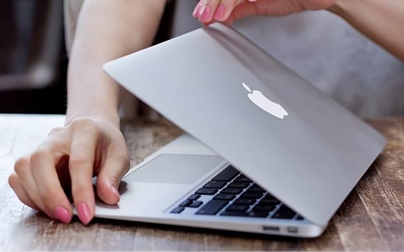 Nếu thao tác đóng mở máy có tiếng kêu lớn, bản lề có thể đã bị gãy 1 bên