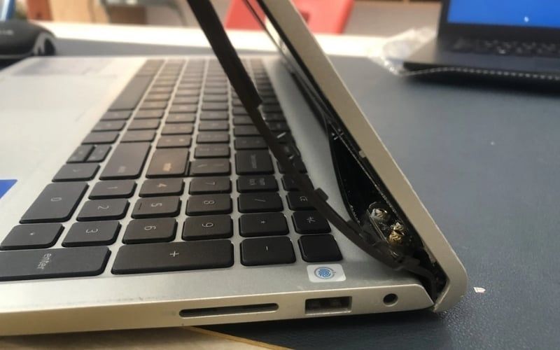 Laptop gãy bản lề gây nguy hiểm đến màn hình và dây cáp