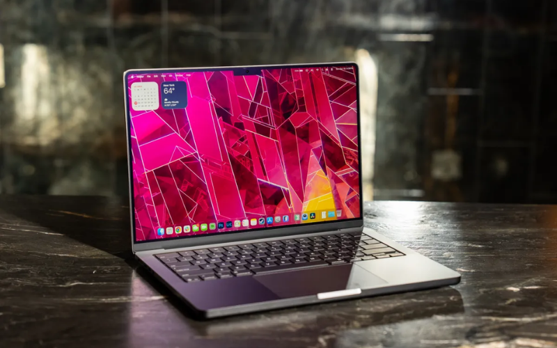 Đặt laptop lên&nbsp;bề mặt cứng và&nbsp;phẳng, tránh đặt lên&nbsp;giường hay nệm