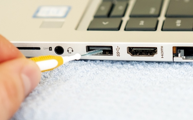 Kiểm tra kết nối vật lý và vệ sinh thiết bị