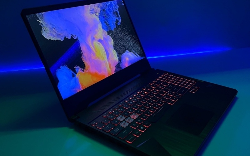 Kiểm tra tổng thể bên ngoài bên ngoài laptop