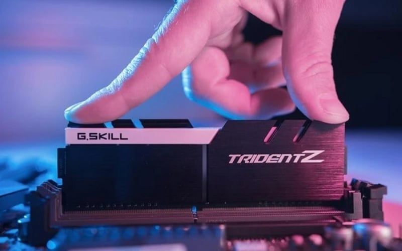 RAM là bộ nhớ tạm lưu trữ&nbsp;dữ liệu hoạt động để CPU xử lý nhanh các tác vụ