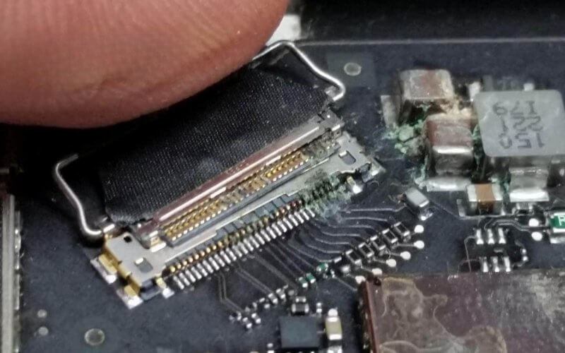 Laptop vào nước làm oxi hóa linh kiện