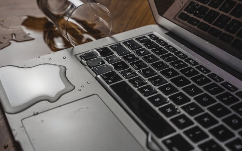 Mức độ nguy hiểm phụ thuộc vào loại chất lỏng và thời gian linh kiện bị ướt