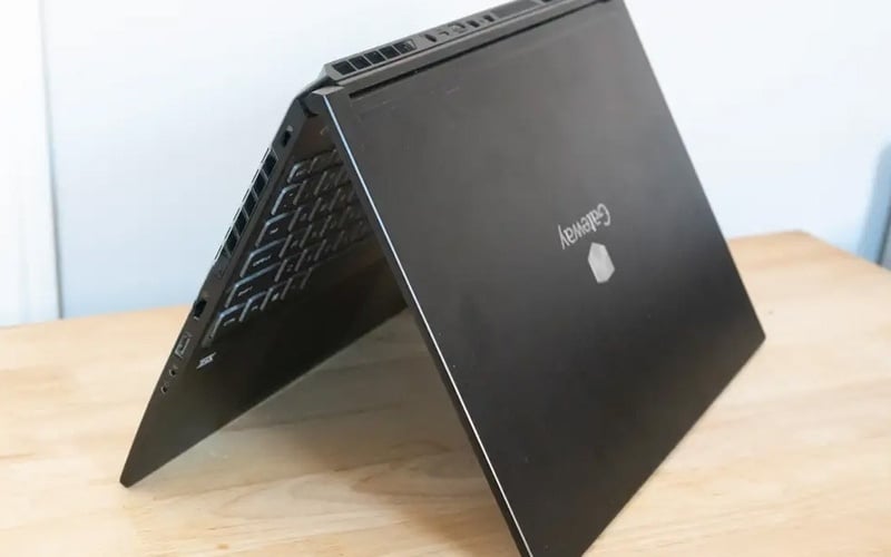 Đặt laptop (đã được lật ngược) ở một nơi khô ráo, thoáng mát