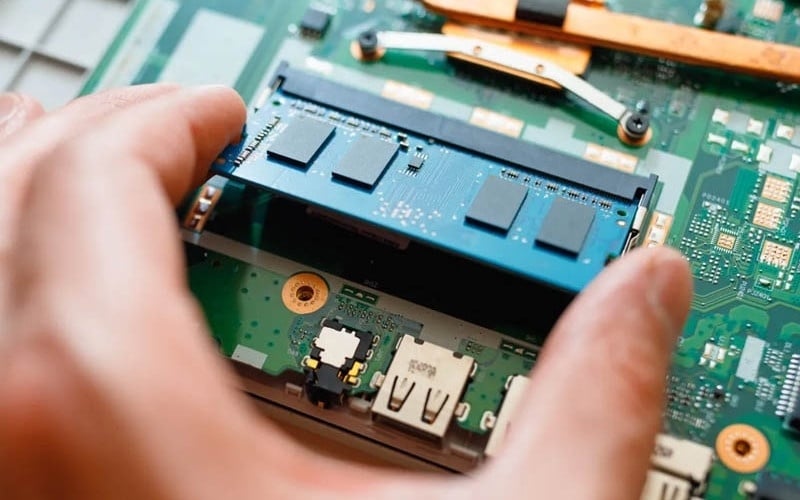 Lắp ráp lại linh kiện và kiểm tra máy đã lên nguồn chưa