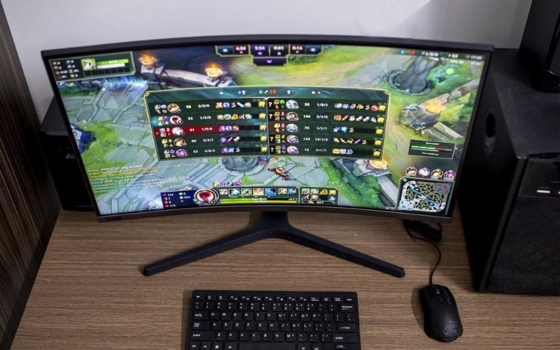 Màn hình cong có tấm nền uốn cong thay vì phẳng như các thiết kế truyền thống