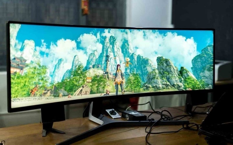 Bề mặt cong dễ bị hiện tượng chói nếu đặt gần cửa sổ hoặc đèn mạnh