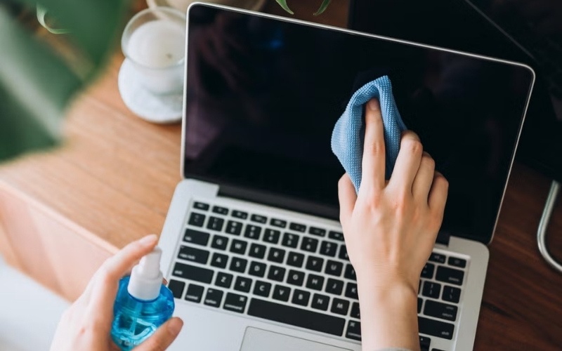 Vệ sinh bề mặt màn hình