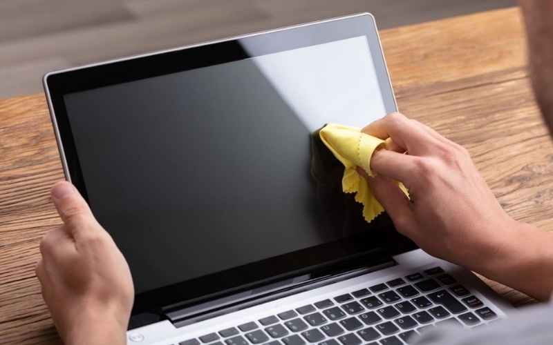 Mẹo bảo quản màn hình laptop tránh bị đen góc