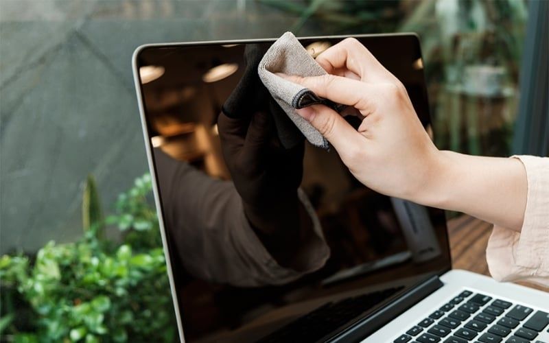Vệ sinh màn hình định kỳ để hạn chế tình trạng ố vàng