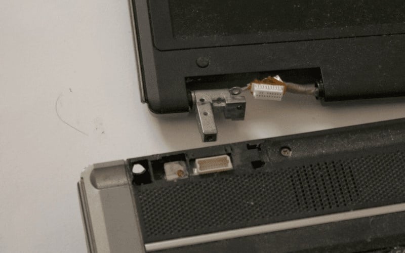 Đứt cáp tín hiệu màn hình khiến màn hình laptop bị tối