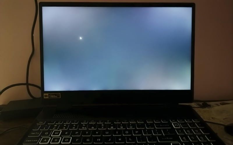 Màn hình laptop bị hở sáng là lỗi vật lý thường gặp trên màn hình LCD hoặc IPS