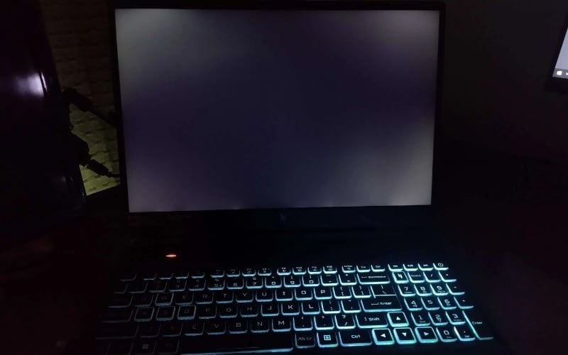 Kiểm tra màn hình laptop bị hở sáng bằng cách tăng độ sáng màn hình