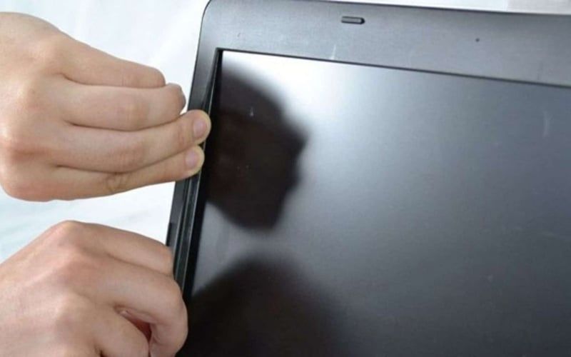 Laptop bị va đập vật lý có thể gây hở sáng cho màn hình