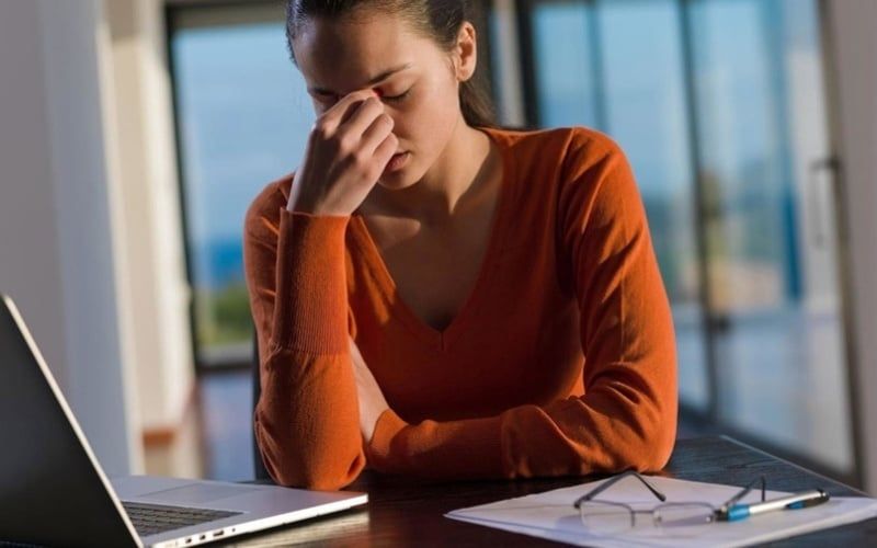 Sử dụng màn hình laptop bị hở sáng sẽ gây mỏi mắt trong thời gian dài