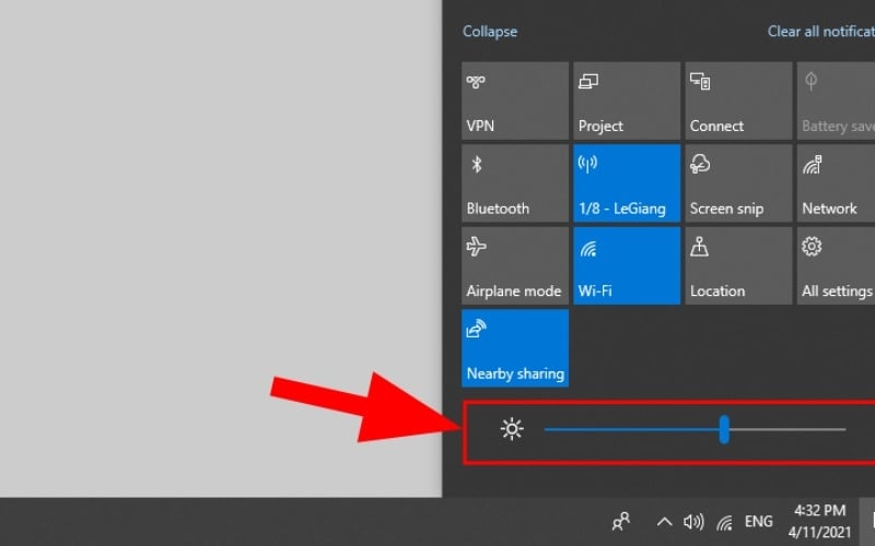 Giảm độ sáng màn hình là giải pháp khắc phục lỗi hở sáng tạm thời