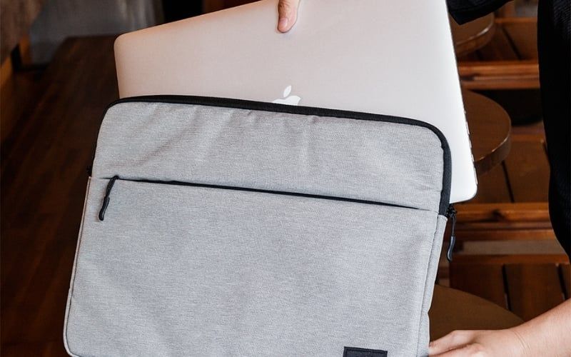 Bạn nên dùng&nbsp;túi chống sốc để hạn chế lực&nbsp;tác động lên laptop