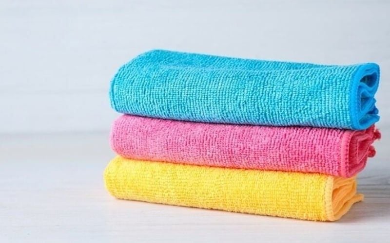 Bạn nên dùng khăn microfiber để lau màn hình máy tính