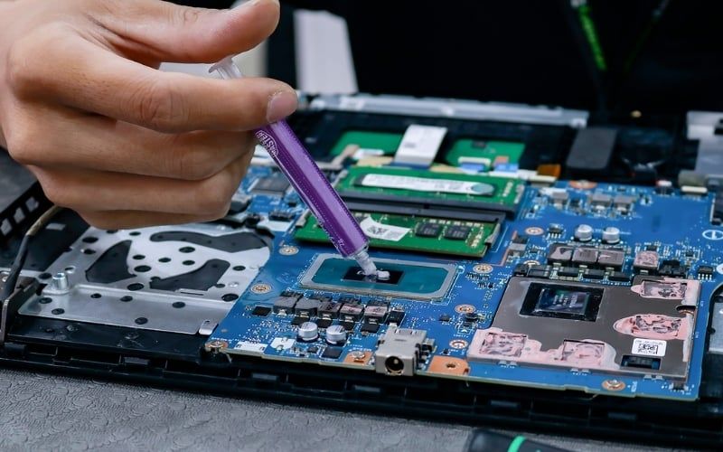 Bạn nên vệ sinh laptop và tra keo tản nhiệt định kỳ