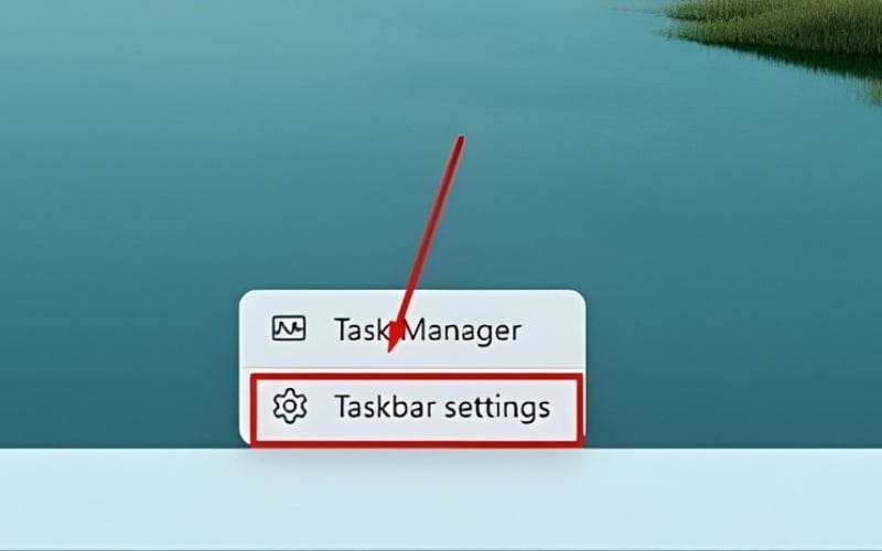 Chuột phải vào khoảng trống trên Taskbar và chọn Taskbar settings
