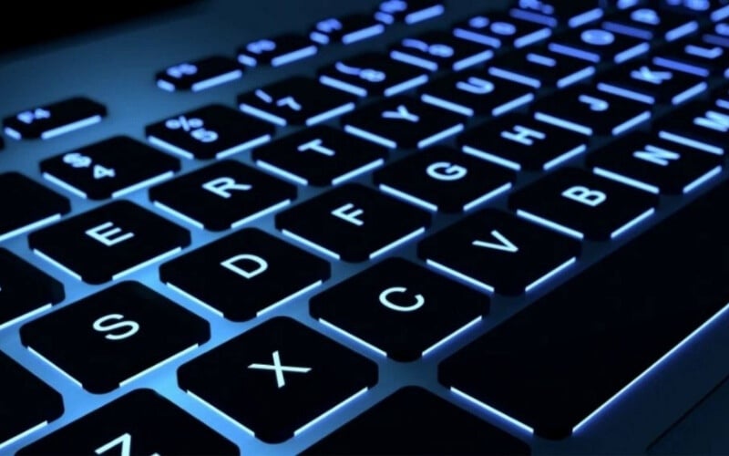 Ánh sáng từ đèn LED sẽ xuyên qua các ký tự trên keycap hoặc tỏa ra từ các cạnh phím