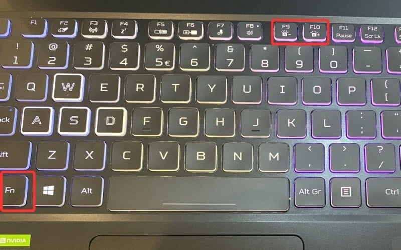 Sử dụng tổ hợp phím tắt để bật đèn bàn phím