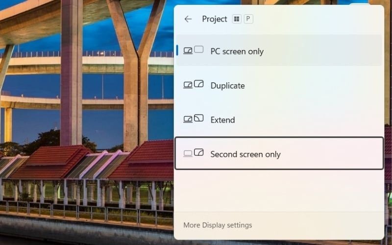 Nhấn Windows + P rồi chọn Second screen only để tắt màn hình&nbsp;laptop