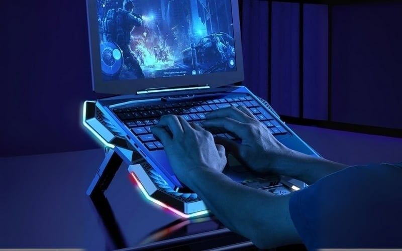 Sử dụng giá đỡ tản nhiệt hỗ trợ lưu thông khí ở mặt đáy laptop