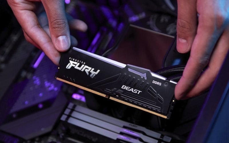 RAM đóng vai trò là nơi lưu trữ dữ liệu tạm thời để CPU xử lý