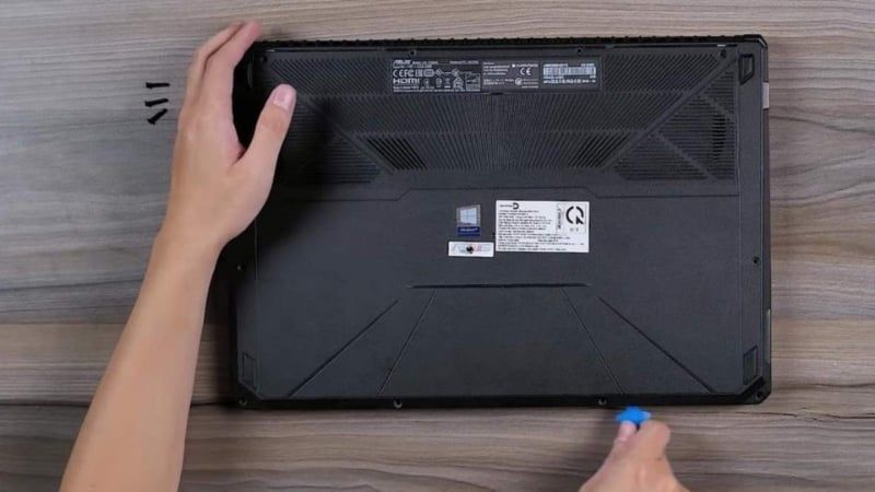 Laptop dễ rủi ro khi tự tháo lắp