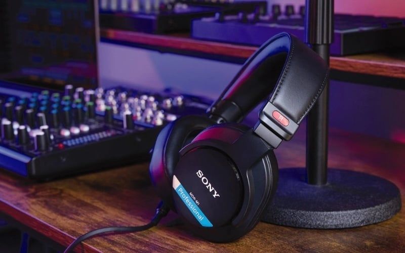 Tai nghe Sony giúp người dùng thoải mái đeo liên tục trong nhiều giờ liền