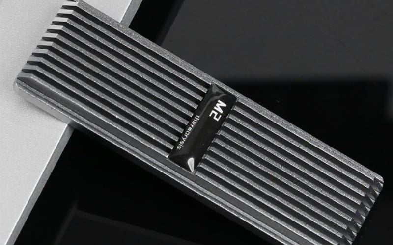 Nên sử dụng thêm&nbsp;bộ tản nhiệt rời bằng nhôm để hỗ trợ các linh kiện vận hành hiệu quả