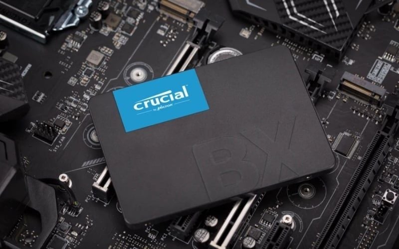Crucial là thương hiệu Mỹ,&nbsp;tự sản xuất chip nhớ&nbsp;nên SSD ổn định và giá tốt