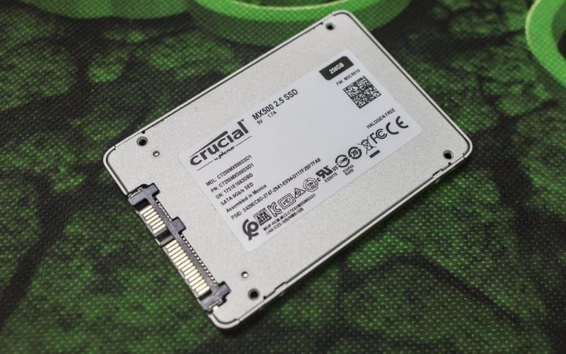 Crucial MX có DRAM cache, tốc độ ổn định hơn, phù hợp đa nhiệm và làm việc nặng hơn BX