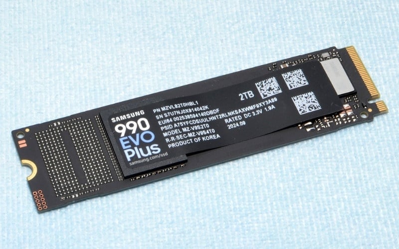 SSD (Solid State Drive) là thiết bị lưu trữ dữ liệu sử dụng chip nhớ Flash