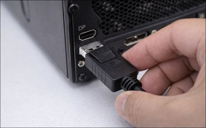 Cắm lại cáp vào 2 đầu kết nối và khởi động lại máy tính