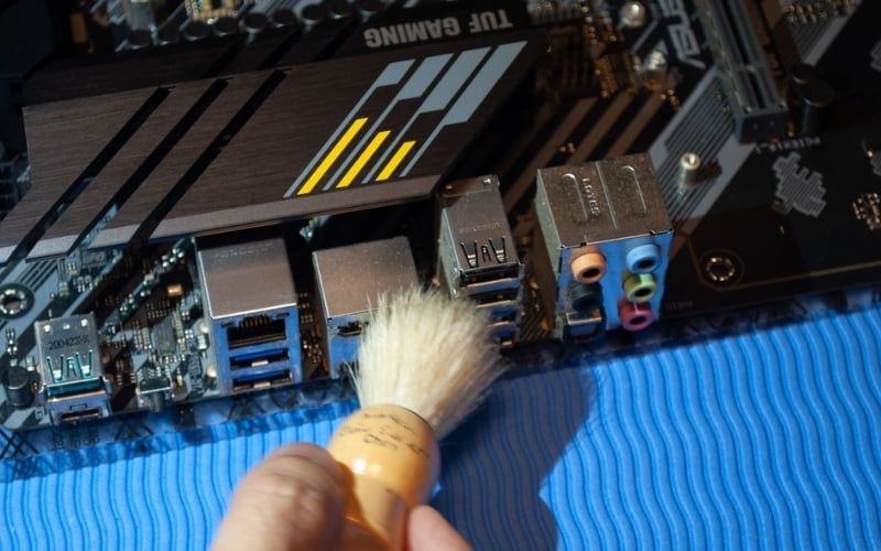 Vệ sinh bụi bẩn trong các khe cắm để đảm bảo kết nối ổn định