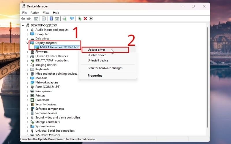 Chuột phải vào card màn hình và chọn Update driver