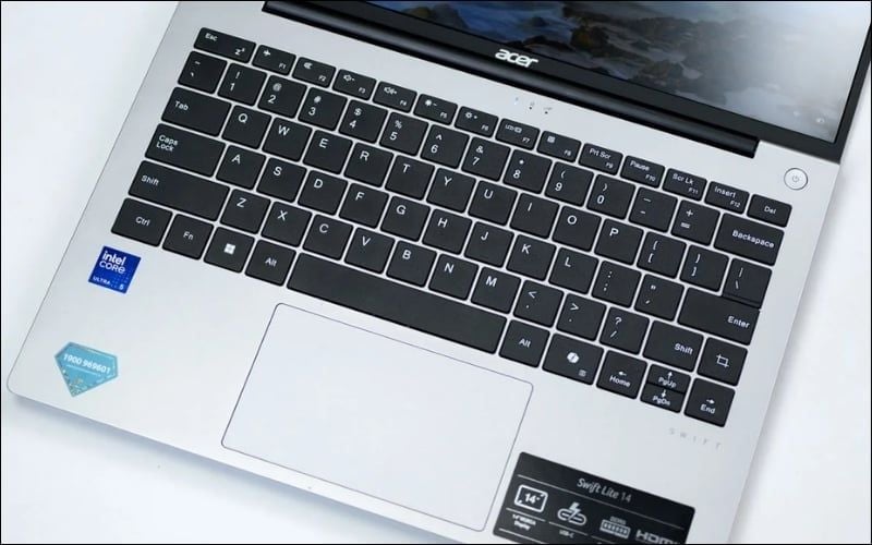 Bàn phím gõ tốt, chắc chắn, touchpad mượt, thao tác chính xác
