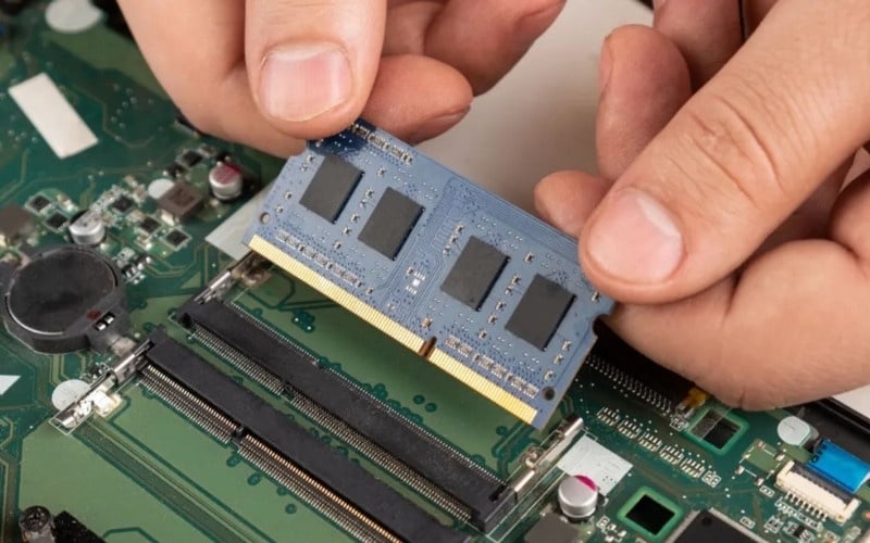 Vệ sinh và cắm lại thanh RAM